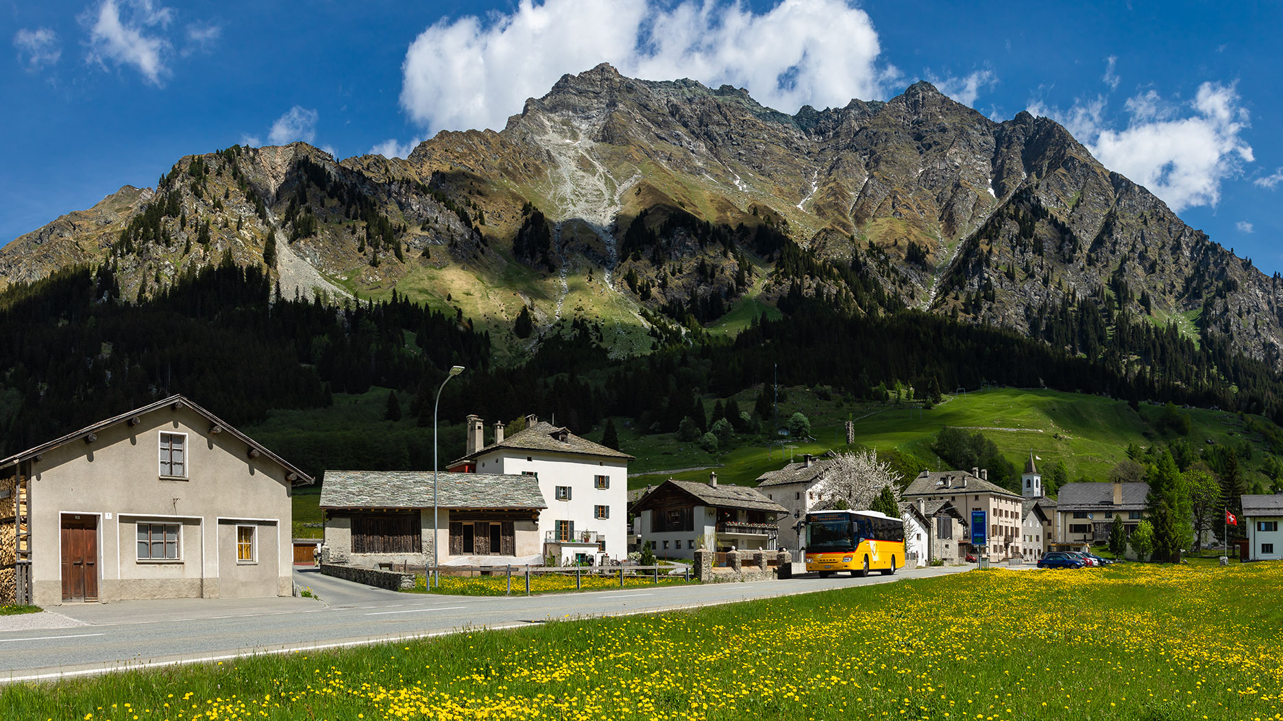 Voyage insolite en Suisse: Frissons garantis pour ce trajet en car postal